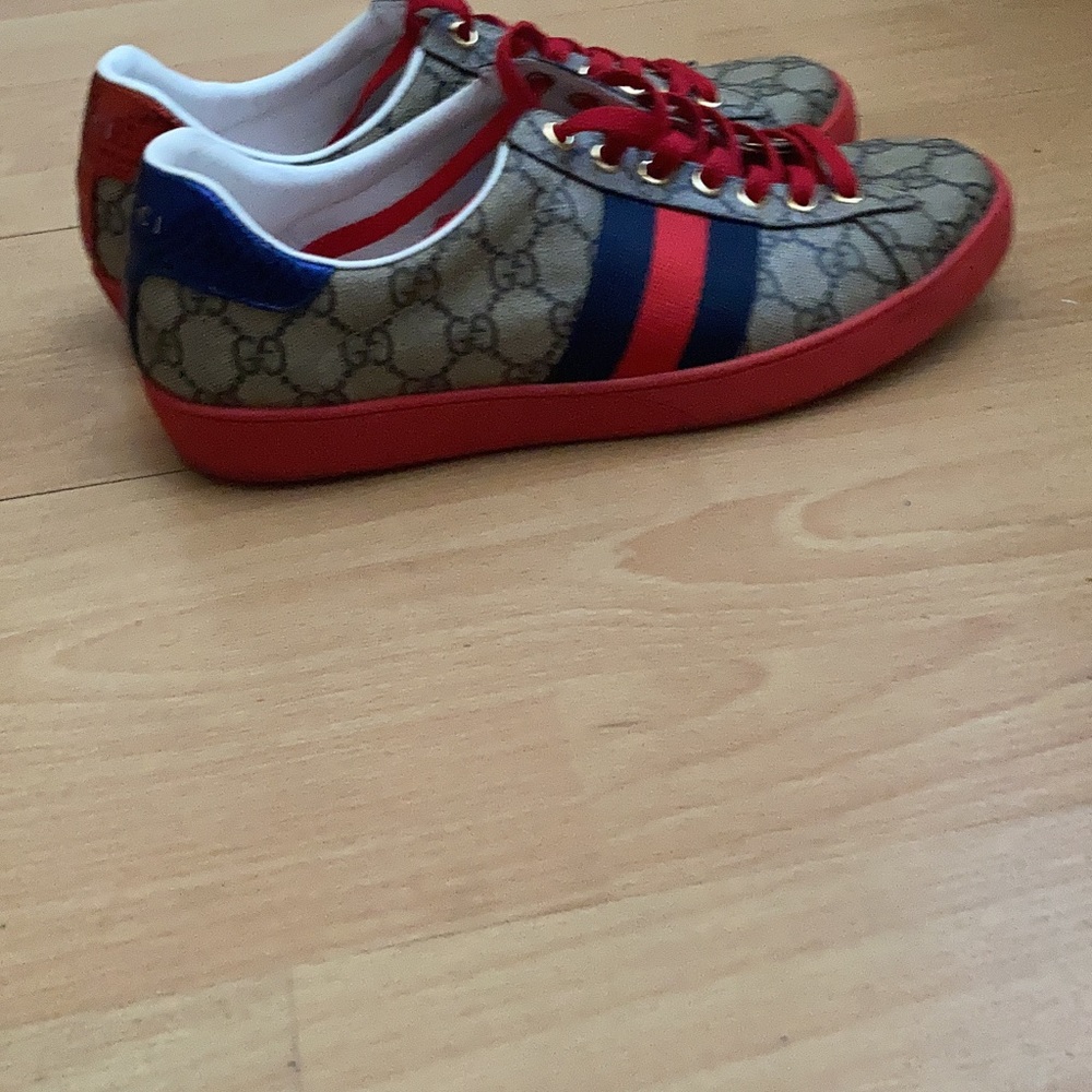 I am selling a pair of Men size 9.5 Gucci Sneakers.